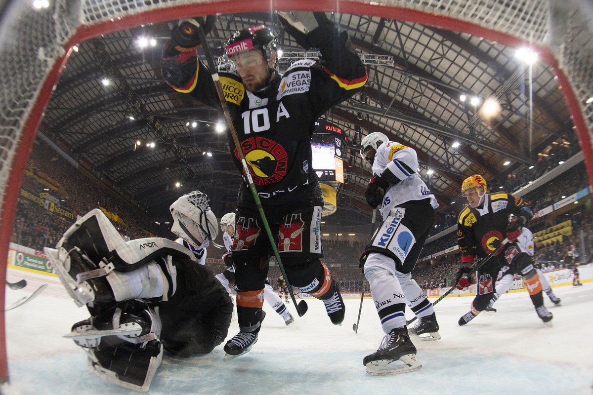 Tristan Scherwey (SCB), rechts, kaempft um den Puck mit Torhueter Reto Berra (HCFG) im dritten Playoff Viertefinal Spiel der Eishockey National League zwischen SC Bern, SCB, und Fribourg-Gotteron, HCF ...