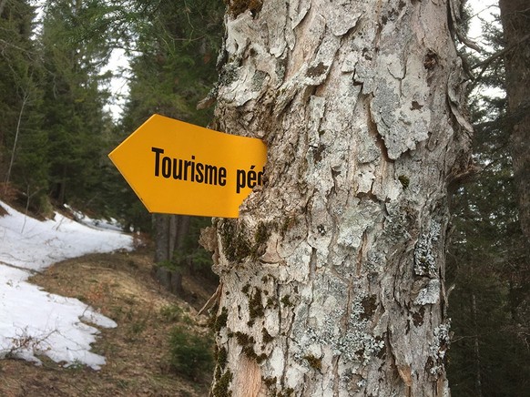 Kuriose Wegweiser schweiz Rauszeit Bois de la Vaux Pouetta Raisse