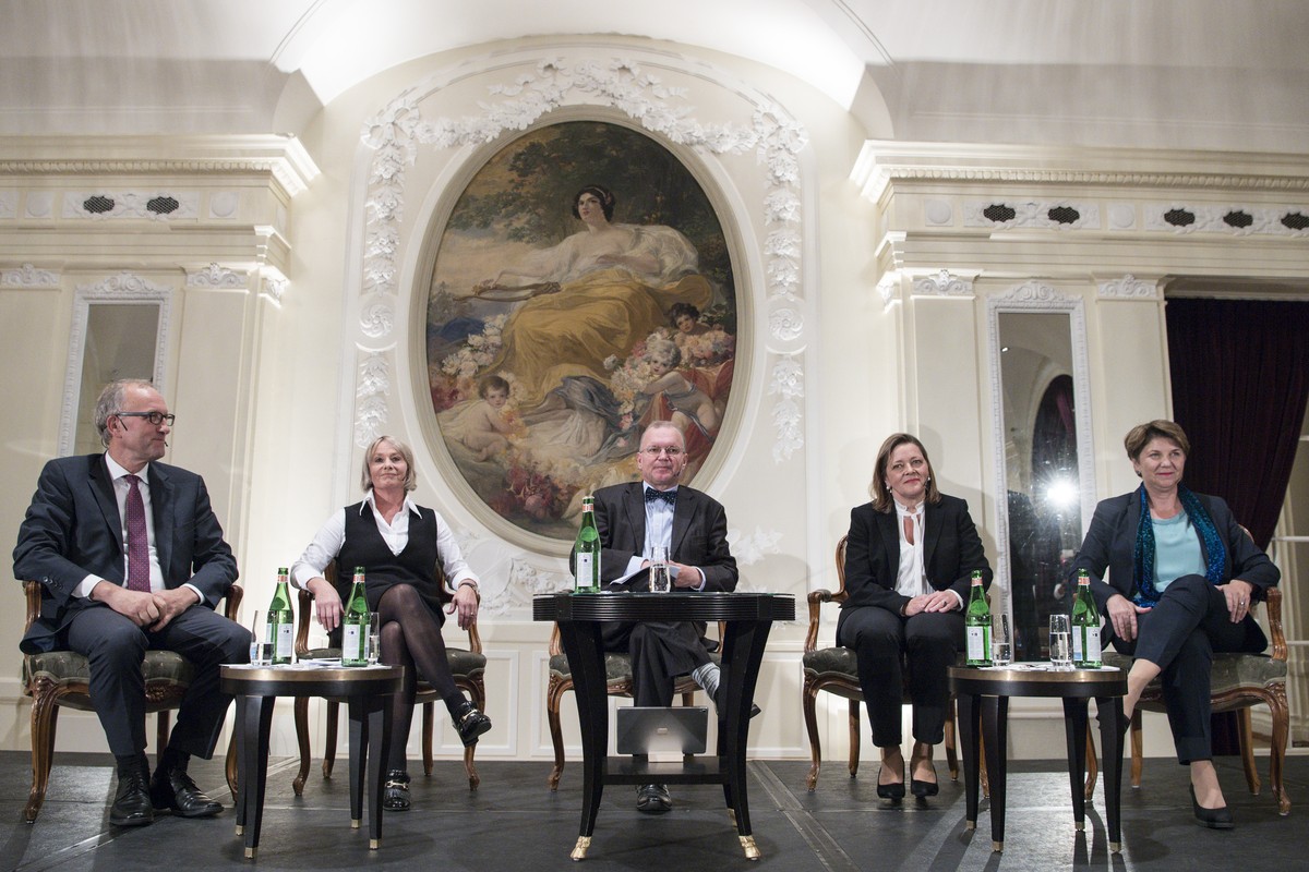 Die CVP-Bundesratskandidaten Peter Hegglin, Staenderat-ZG, Elisabeth Schneider-Schneiter, Nationalraetin-BL, Claude Longchamp, Moderator, Heidi Z'Graggen, Regierungsraetin-UR und Viola Amherd, Na ...