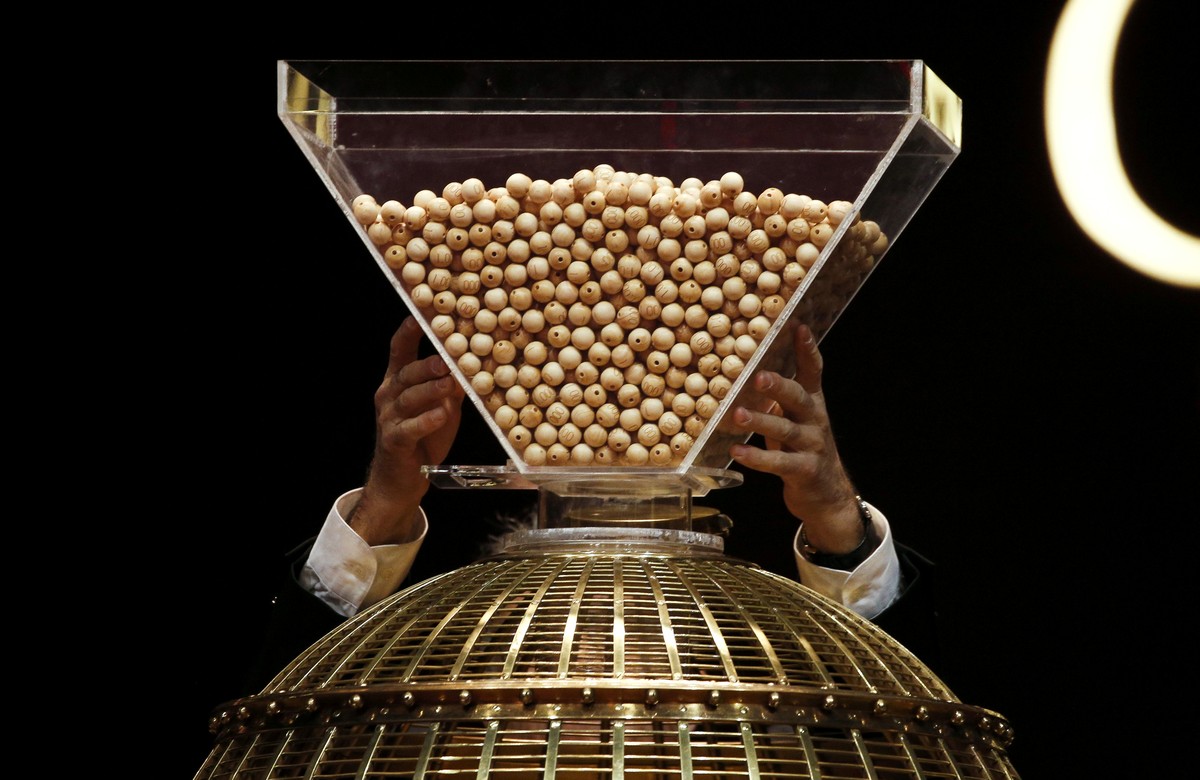 Lottery balls are dropped into a rotating drum before the start of Spain's Christmas Lottery "El Gordo" (The Fat One) in Madrid, Spain, December 22, 2016. REUTERS/Juan Medina