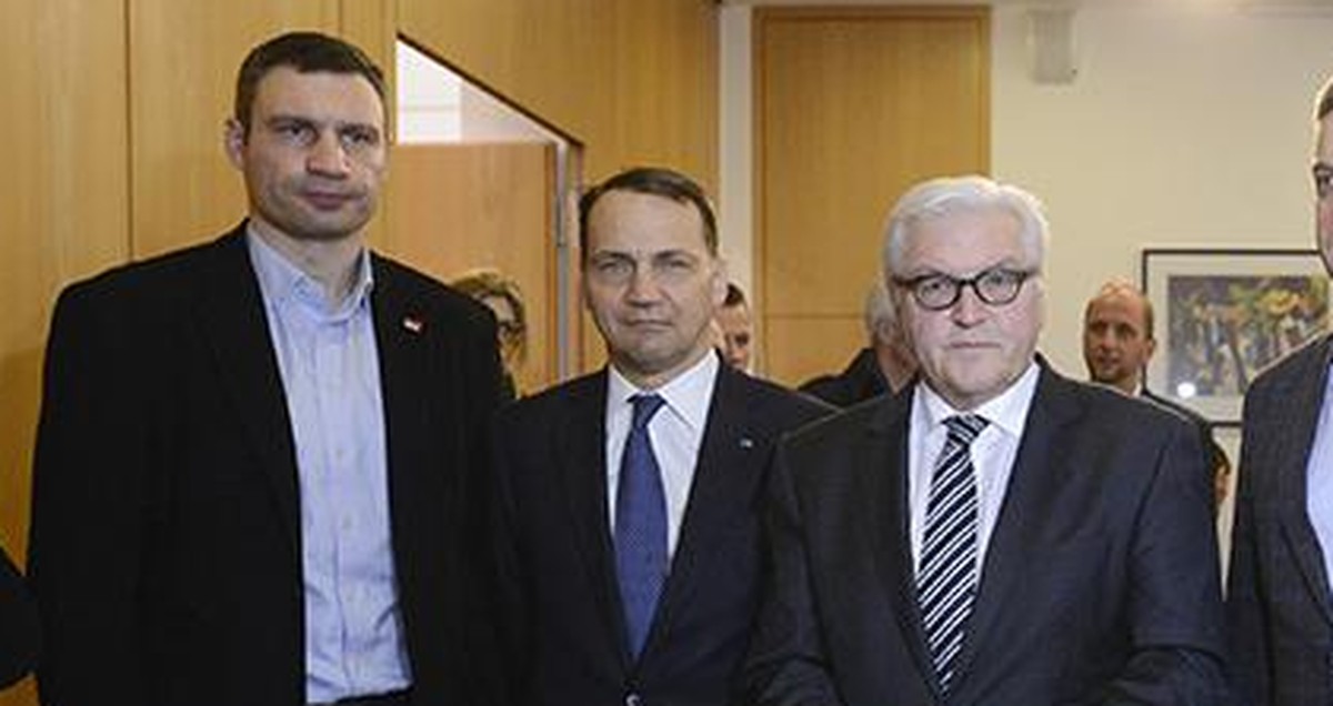 Poland's Foreign Minister Radoslaw Sikorski (2nd L) and his German counterpart Frank-Walter Steinmeier (C) stand with with Ukrainian opposition leaders Vitaly Klitschko (L), Oleh Tyahnybok (2nd R ...
