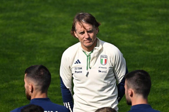 epa10536529 Head coach of Italy Roberto Mancini talks to players during a training session of the Italian team at Coverciano traning centre in Florence, Italy, 22 March 2023. Italy are facing England  ...