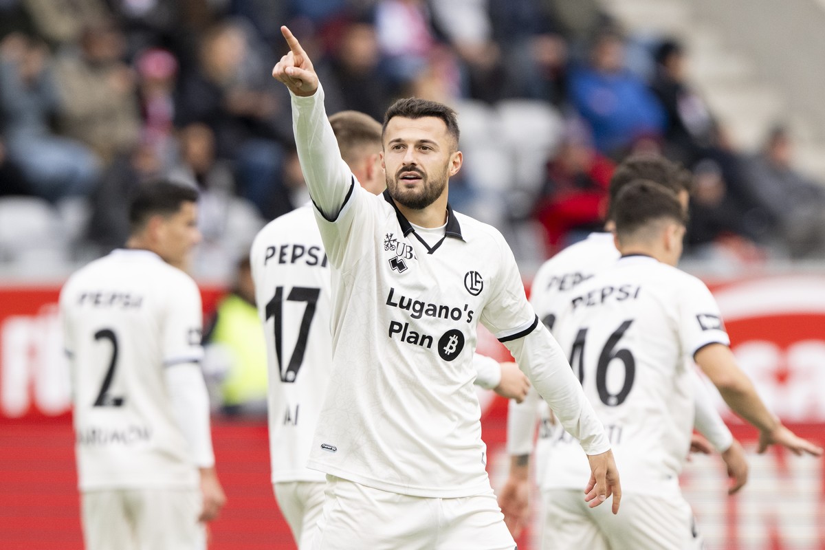 Albian Ajeti (LUG), jubelt nach seinem Tor zum 1-3 im Super League Spiel zwischen dem FC Thun, FCT, und dem FC Lugano, FCL, im Visana Stadion in Thun, am Sonntag, 25. Oktober 2026. (KEYSTONE/Anthony A ...