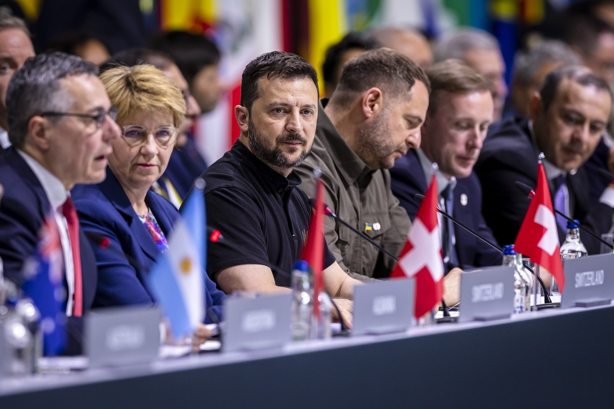 epa11415837 (L-R) Swiss Federal Councillor Ignazio Cassis, Swiss Federal President Viola Amherd, Ukrainian President Volodymyr Zelensky, Ukraine's Head of the Presidential Office of Ukraine Andri ...