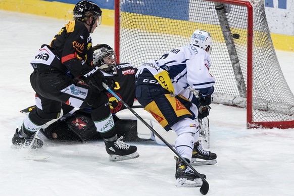 Berns Torhueter Philip Wuethrich, Mitte, und Berns Colin Gerber, Mitte, sind geschlagen, Zugs Jerome Bachofner trifft zum 1-1 im Eishockey Meisterschaftsspiel der National League zwischen dem SC Bern  ...