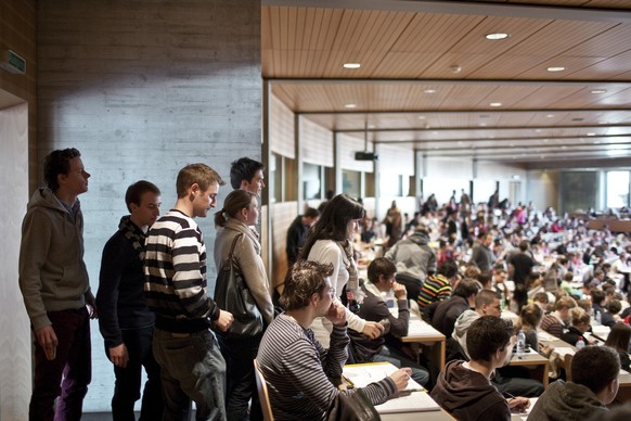 Students follow professor Dr. Thomas Berndt&#039;s lecture on controlling and accounting in the big auditorium &quot;Audimax&quot; at the University of St. Gallen (HSG) in St. Gallen, Switzerland, pic ...
