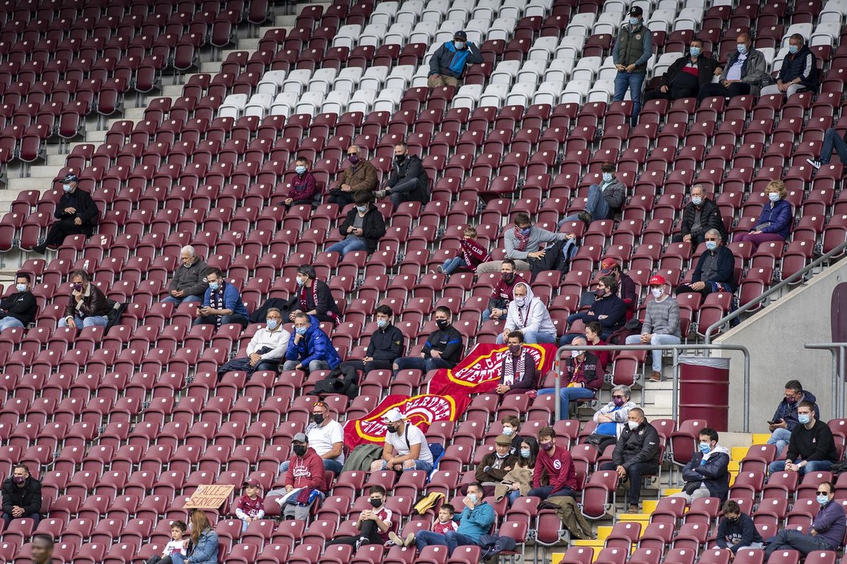 Les 100 supporters admis par mesure de protection Covid-19 observent le match, lors de la rencontre de football de Super League entre le Geneve Servette FC et le BSC Young Boys, ce dimanche 2 mai 2021 ...