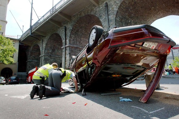 Bevor das Auto von der Lausanner Brücke stürzte, fuhr der Fahrer auf dem Trottoir drei Menschen tot.