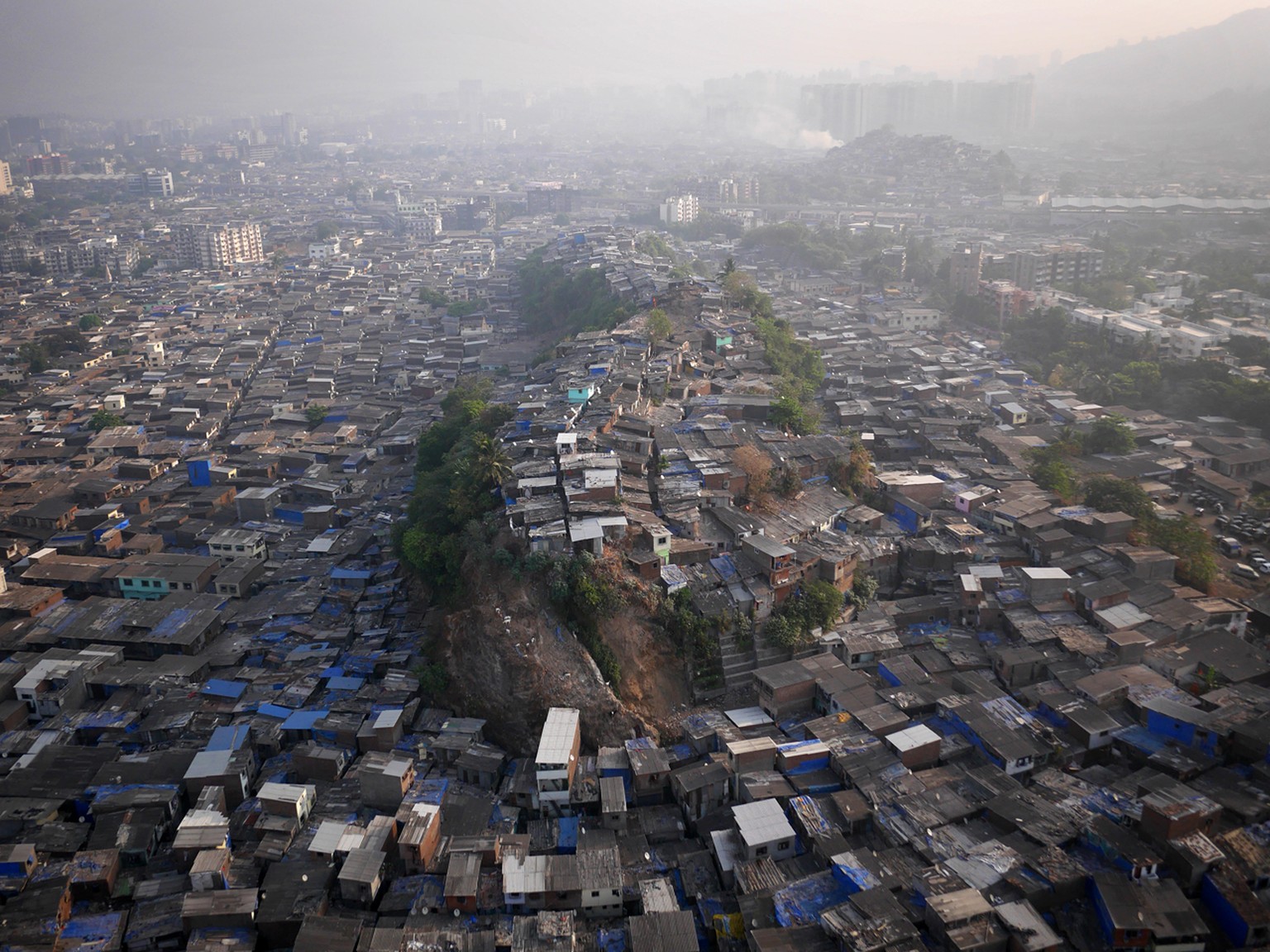 Die Slums in Mumbai erstrecken sich um den «Hill 3». Ein Haus auf dem Hügel zu besitzen und damit einen Weitblick auf die Stadt zu haben, ist hier nicht besonders wertsteigernd, denn es mangelt dort oben an fliessend Wasser.