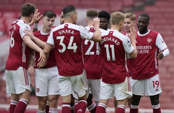epa09223317 Arsenal���s Nicolas Pepe (R) celebrates with teammates after scoring his second goal during the English Premier League soccer match between Arsenal FC and Brighton Hove Albion in London, B ...