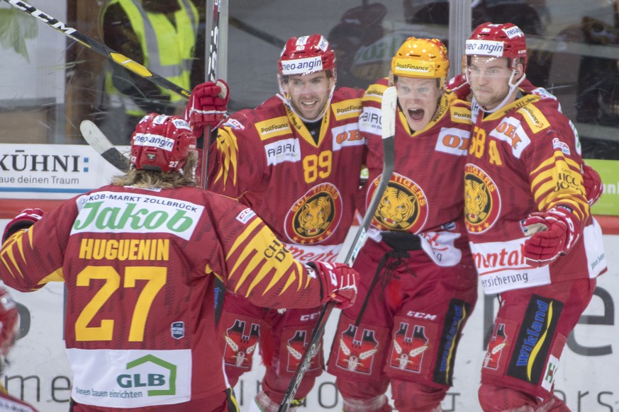 Tigers Anthony Huguenin, Chris DiDomenico, Harry Pesonen, Anton Gustafsson, von links, jubeln, waehrend dem Meisterschaftsspiel der National League, zwischen den SCL Tigers und dem SC Bern am Samstag  ...