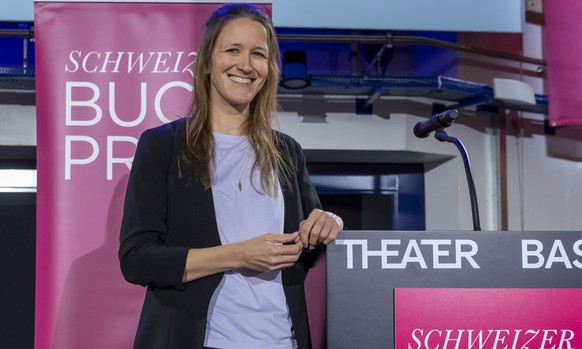 Die Gewinnerin des Schweizer Buchpreises 2021 Martina Clavadetscher (mit dem Buch &quot;Die Erfindung des Ungehorsams&quot;) an der Preisverleihung in Basel, am Sonntag, 7. November 2021. (KEYSTONE/Ge ...