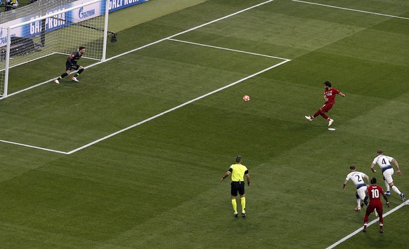 epa07618584 Liverpool&#039;s Mohamed Salah (C) scores on penalty the 0-1 lead during the UEFA Champions League final between Tottenham Hotspur and Liverpool FC at the Wanda Metropolitano stadium in Ma ...