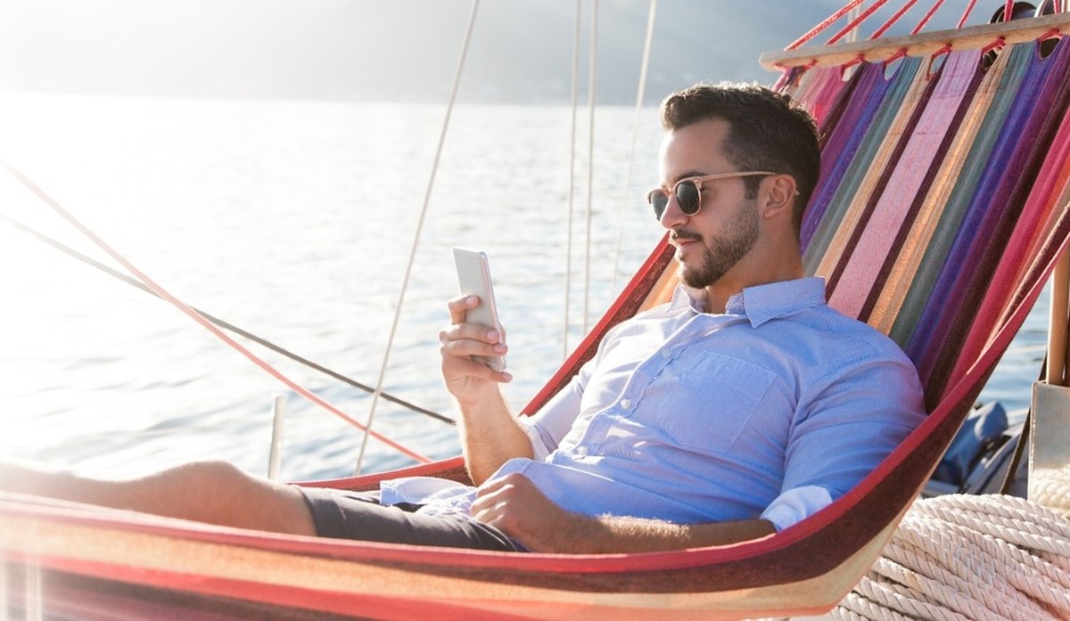 Surfer sur son mobile durant les vacances peut revenir très cher.