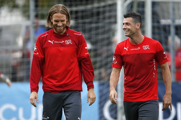 Michael Lang (links) und Blerim Dzemaili gut gelaunt im Nati-Training.