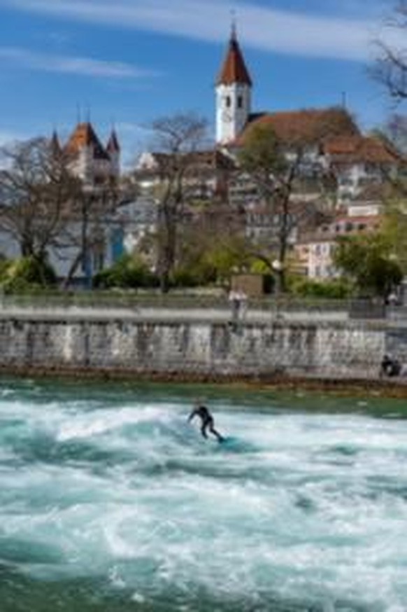 Wie du ohne Flug zum Surfen kommst â die besten Spots in und um die Schweiz\nDiverse Flusswellen gibts noch, zum Beispiel Thun (Stadtzentrum) &amp; Bremgarten (mit dem Schnellbus ab ZÃ¼rich Enge). D ...