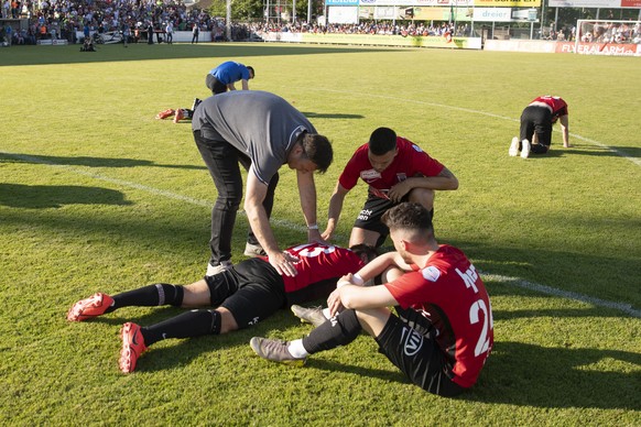 Aaraus Trainer Patrick Rahmen troestet seine Spieler nach dem Penaltyschiessen, im Barrage Rueckspiel zwischen dem FC Aarau und Neuchatel Xamax FCS, am Sonntag 2. Juni 2019, im Stadion Bruegglifeld in ...