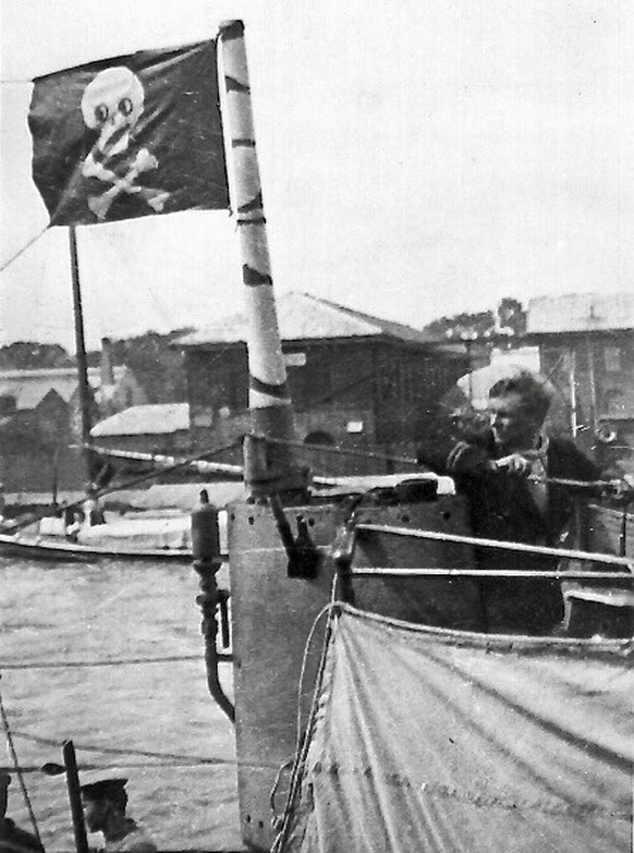 A view from the bridge of the British submarine HMS H5
Sometime between June 1915 and 2 March 1918

https://commons.wikimedia.org/wiki/File:HMS_H5_view_from_bridge.gif