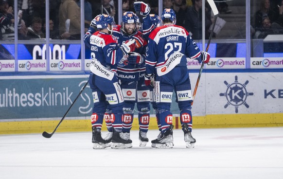 Willy Riedi (ZSC) jubelt mit seinen Mitspielern nach dem 1:0 Tor im fuenften Playoff Halbfinal Eishockeyspiel der National League zwischen den ZSC Lions und dem HC Davos, am Dienstag, 8 April 2025, in ...