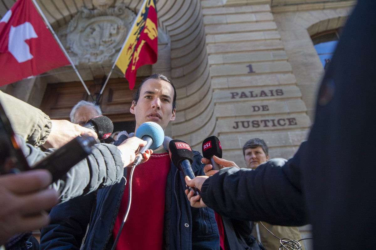L'activiste de l'association Breakfree Nicolas, centre, accuse d'avoir souiller la facade du Credit Suisse, repond aux questions des journalistes apres l'annonce du verdict de son  ...