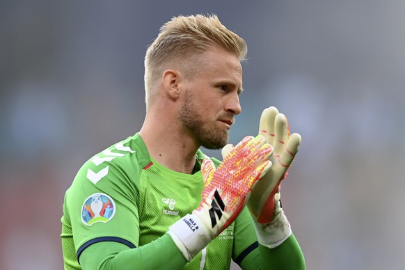 Denmark&#039;s goalkeeper Kasper Schmeichel applauds as he returns to the pitch to resume the match suspended earlier when Denmark&#039;s Christian Eriksen collapsed on the pitch and had to be taken t ...