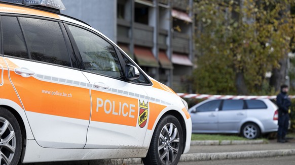 Ein Polizeiauto vor einem Wohnkomplex bei einem Polizeieinsatz, am Freitag, 10. November 2023 in Ittigen. In Ittigen ist es am Freitagmorgen zu einem Grosseinsatz der Polizei gekommen. Mehrere Einsatz ...