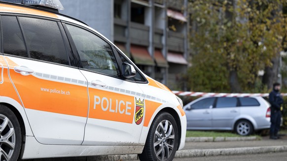 Ein Polizeiauto vor einem Wohnkomplex bei einem Polizeieinsatz, am Freitag, 10. November 2023 in Ittigen. In Ittigen ist es am Freitagmorgen zu einem Grosseinsatz der Polizei gekommen. Mehrere Einsatz ...