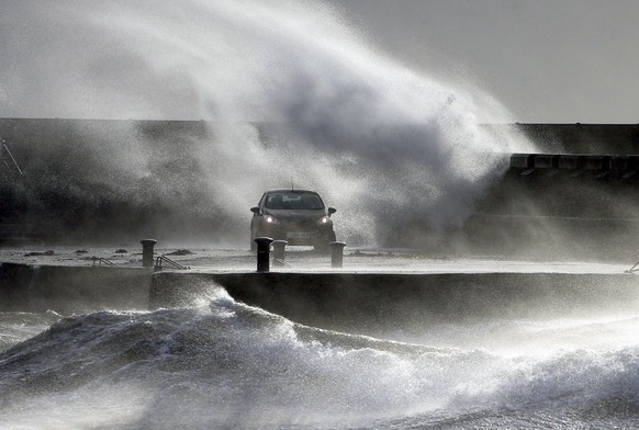 Die Küste des Ortes Ardrossan in Schottland am Sonntag, während des Sturms Ciara, der bei uns Sabine heisst.