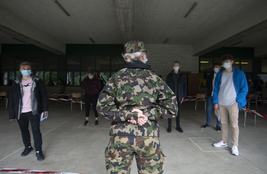 482 junge Rekruten ruecken in die Sommer-Rekrutenschule ein, am Montag, 29. Juni 2020, in Airolo. (KEYSTONE/Ti-Press/Pablo Gianinazzi)