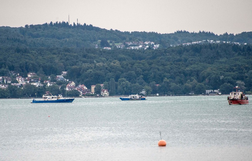 Boote von Einsatzkraeften fahren am 08.08.2017 nach dem Absturz eines Kleinflugzeugs in den Bodensee bei Konstanz-Litzelstetten (Baden-Wuerttemberg) an der Absturzstelle auf dem See. Nach bisherigen E ...