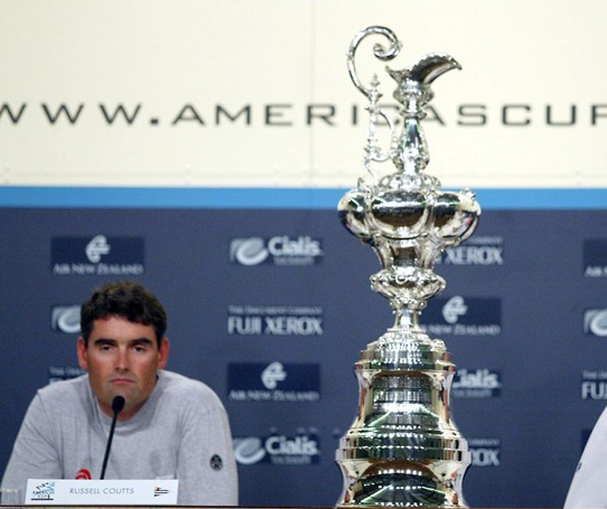 Roussel Coutts mag es nicht, wenn man ihn überragt. Dabei ist der America's Cup wesentlich älter und höher als der Skipper. Pokal: America's Cup.