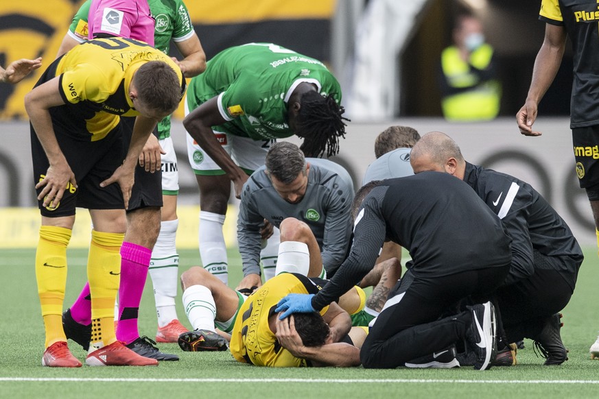 YB&#039;s Christian Fassnacht liegt verletzt am Boden im Fussball Meisterschaftsspiel der Super League zwischen den Berner Young Boys und dem FC St. Gallen, am Samstag, 25. September 2021, im Wankdorf ...