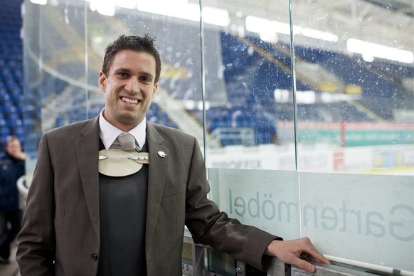 Adrian Fetscherin, links, posiert an einer Medienkonferenz am Freitag, 10. Februar 2012 in der Kolping Arena in Kloten. Adrian Fetscherin wird ab dem 1. Mai 2012 Geschaeftsfuehrer und Delegierter des  ...