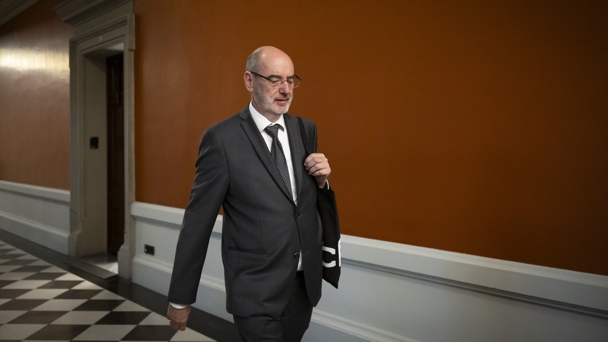 Bundesrichter Yves Donzallaz geht vor seiner Anhoerung bei der Gerichtskommission (GK), am Mittwoch, 26. August 2026 vor das Kommissionzimmer 286 im Bundeshaus, in Bern. Die Bundesrichter Yves Donzall ...