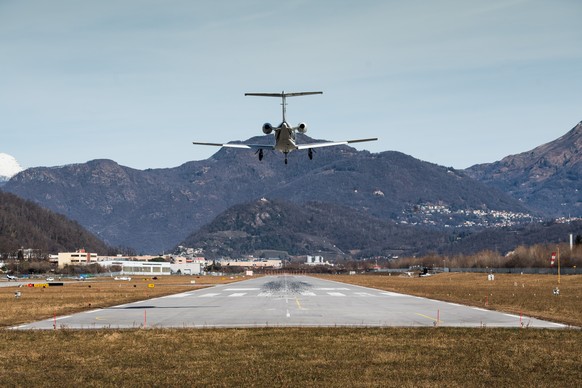 ARCHIVBILD ZUR MELDUNG, DASS DIE BETREIBERIN DES FLUGHAFENS LUGANO-AGNO DAS HANDTUCH WIRFT --- Landeanflug eines Kleinflugzeuges auf den Flughafen Lugano-Agno, am Donnerstag, 30. Januar 2020, in Agno. ...