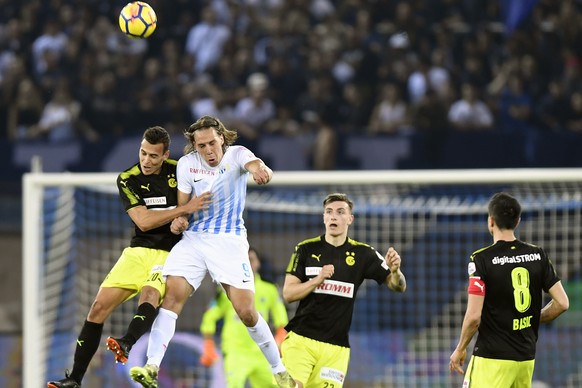 Der Zuercher Michael Frey, rechts, gegen den Grasshopper Trent Sainsbury, links, beim Fussballspiel der Super League FC Zuerich gegen den Grasshopper Club Zuerich im Stadion Letzigrund in Zuerich am S ...