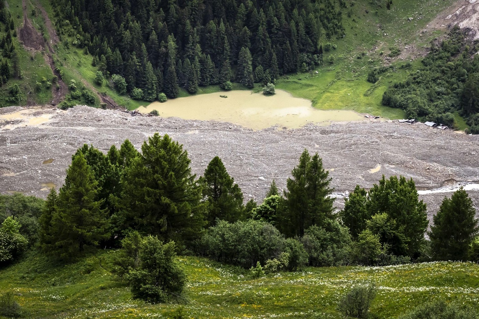 Ein neu gebildeter See, oben, auf der Westseite des Schuttkegels im Talboden von Blatten ist in dieser Uebersichtsaufnahme zu sehen, aufgenommen am Donnerstag, den 5. Juni 2025 in Blatten. Einsatzkrae ...