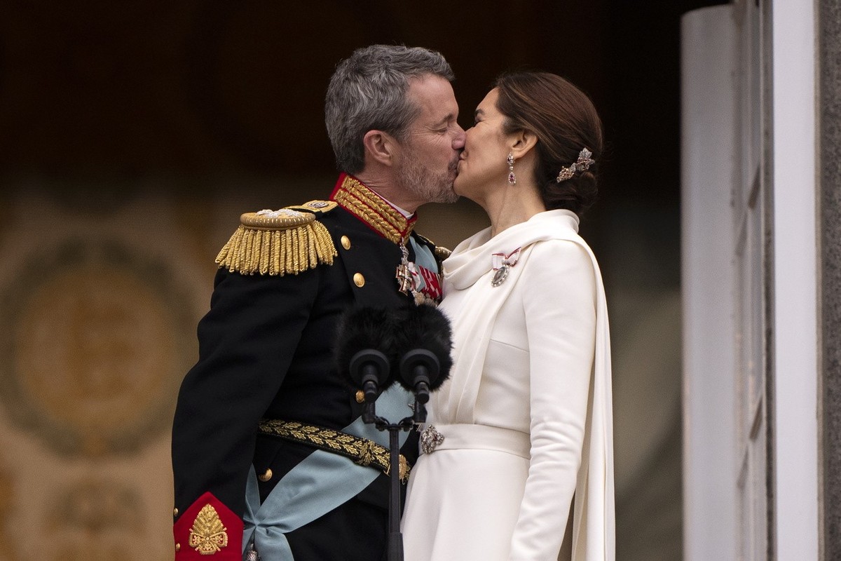 epa11076469 Denmark's King Frederik X (L) and Queen Mary (R) kiss on the balcony after the proclamation of the accession to the throne at Christiansborg Palace Square in Copenhagen, Denmark, 14 J ...