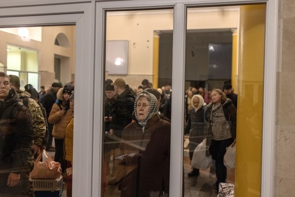 epa10328870 People wait to board an evacuation train heading to Kyiv, at the railway station in Kherson, southern Ukraine, 25 November 2022. Russian troops for the past few days intensified the shelli ...