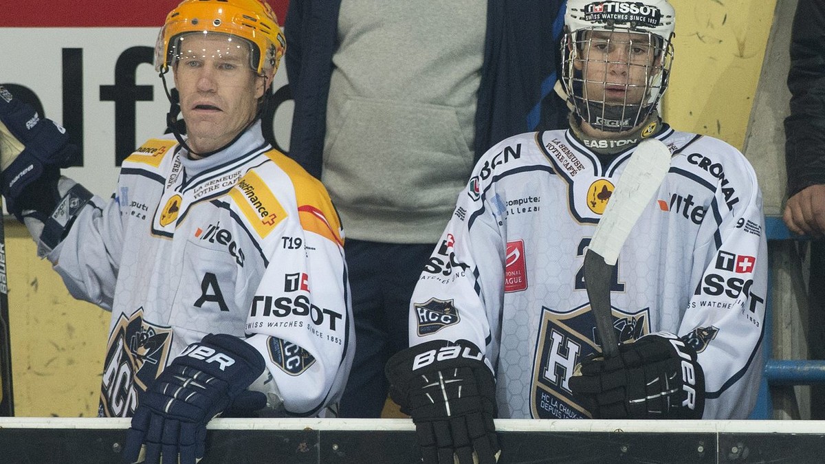 Chaux-de-Fonds' Topscorer Regis Fuchs, links, ist zum ersten Mal mit seinem Sohn Jason Fuchs, rechts, zusammen auf dem Eis, waehrend dem Eishockey Meisterschaftsspiel der NLB zwischen dem SC Lang ...
