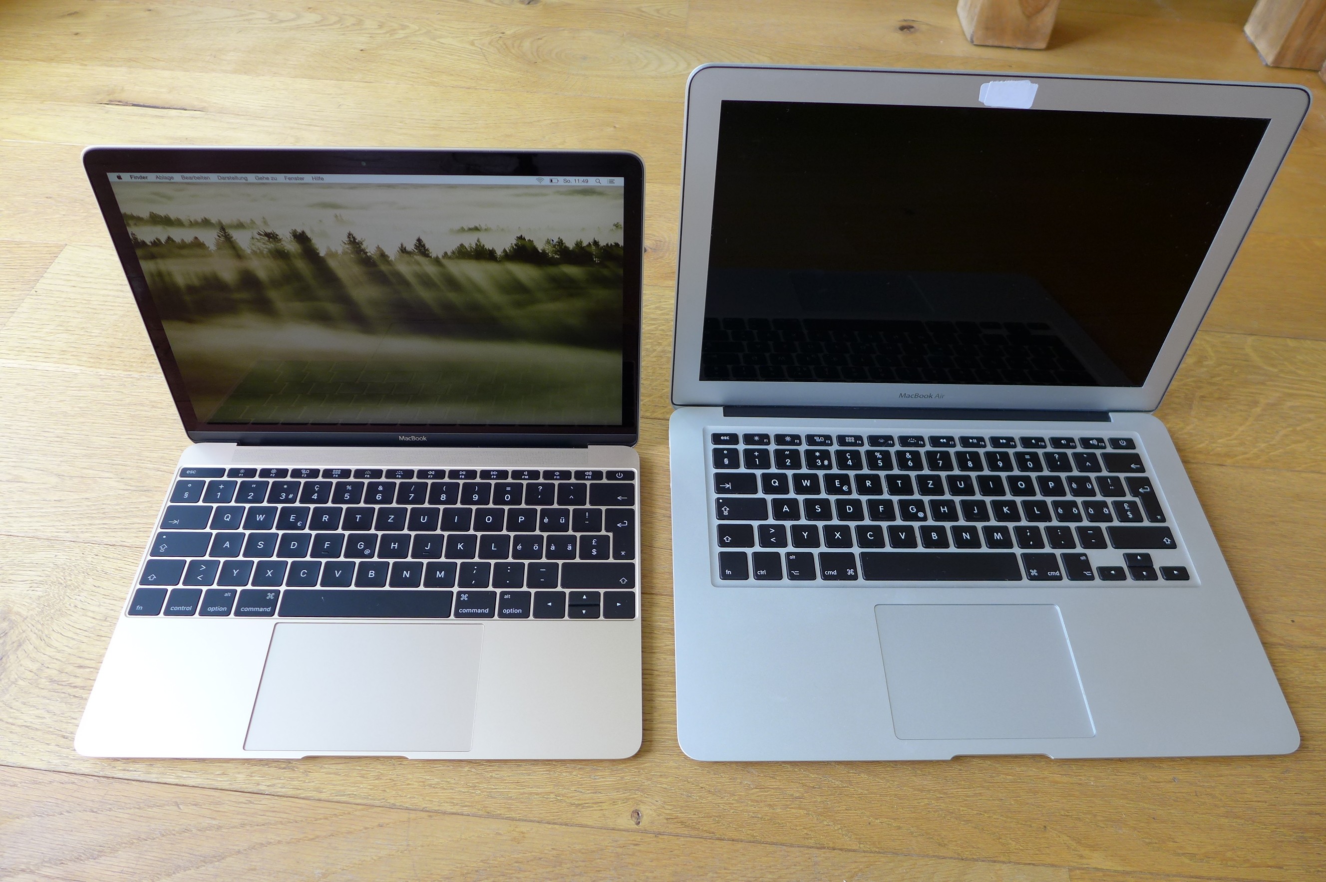 Goldenes Macbook (12 Zoll, 2015, links) und silbernes Macbook Air (13 Zoll, 2013). Die beiden Apple-Laptops sollen dieses Jahr ein Upgrade erhalten.