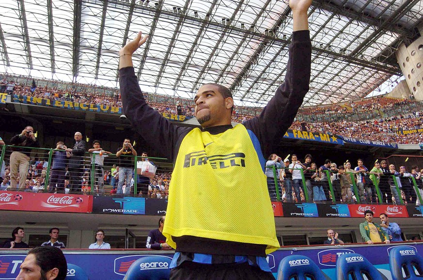 Bildnummer: 02090830 Datum: 01.05.2005 Copyright: imago/IPA Photo
Adriano (Inter) gr��t die Fans im Giuseppe Meazza Stadion von der Bank - PUBLICATIONxNOTxINxITAxNED; quer, Leibchen, Reservebank, Ers ...