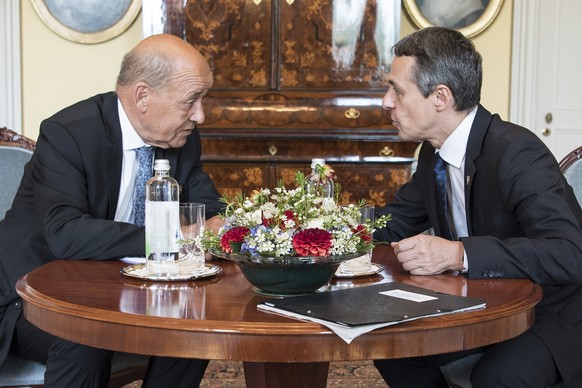 Swiss Federal Councilor Ignazio Cassis, right, speaks with Jean-Yves Le Drian Europe-and Foreign Minister of France during a working visit on Friday, August 24, 2018, in Bern, Switzerland. (KEYSTONE/P ...