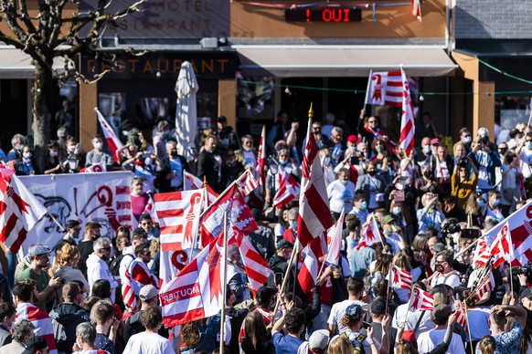 Les pro-jurassiens attendent le resultat du vote le dimanche 28 mars 2021 a Moutier. Les citoyens de Moutier doivent decider de l&#039;appartenance cantonale de leur ville. En fin d&#039;apres-midi, l ...