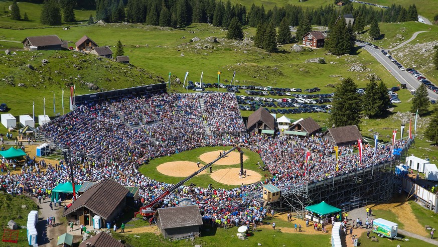 Zuschauer auf den Tribuenen am 20. Bergschwinget auf der Schwaegalp, aufgenommen am Sonntag, 11. August 2019, beim 20. Schwaegalp Schwinget im Kanton Appenzell Ausserrhoden. (KEYSTONE/Eddy Risch)