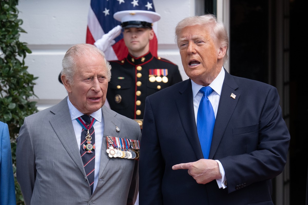 epa12924594 US President Donald J. Trump stands with Britains King Charles III during a farewell event on the South Portico of the White House in Washington, DC, USA, 30 April 2026. Britains King Ch ...
