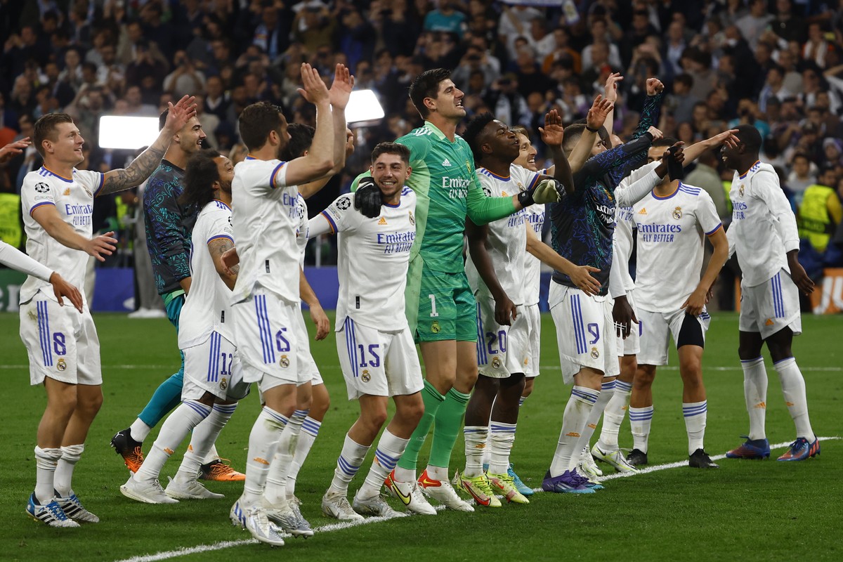 epa09927319 Real Madrid's players celebrate their victory following the UEFA Champions League semifinals' second leg soccer match between Real Madrid and Manchester City held at Santiago Ber ...