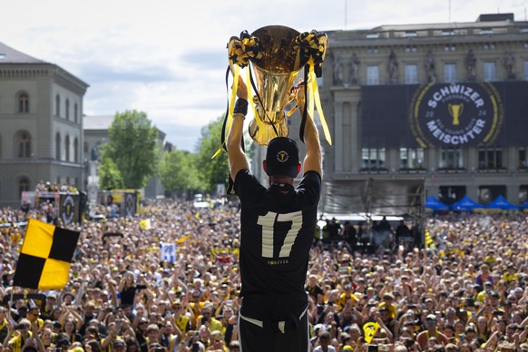YB Captain Fabian Lustenberger praesentiert den Fans den Meisterpokal bei der Meisterfeier auf dem Bundesplatz, am Sonntag, 26. Mai 2024 in Bern. Der Umzug fuehrt vom Stadion Wankdorf zum Bundesplatz. ...