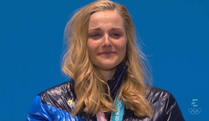 Stina Nilsson überkommen bei der Medaillenübergabe die Emotionen.