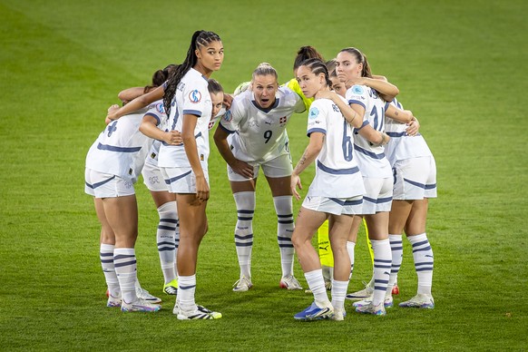 Switzerland&#039;s players gather before the UEFA Women&#039;s EURO 2025 quarterfinals soccer match between Spain and Switzerland at the Wankdorf stadium in Bern, Switzerland, on Friday, July 18, 2025 ...